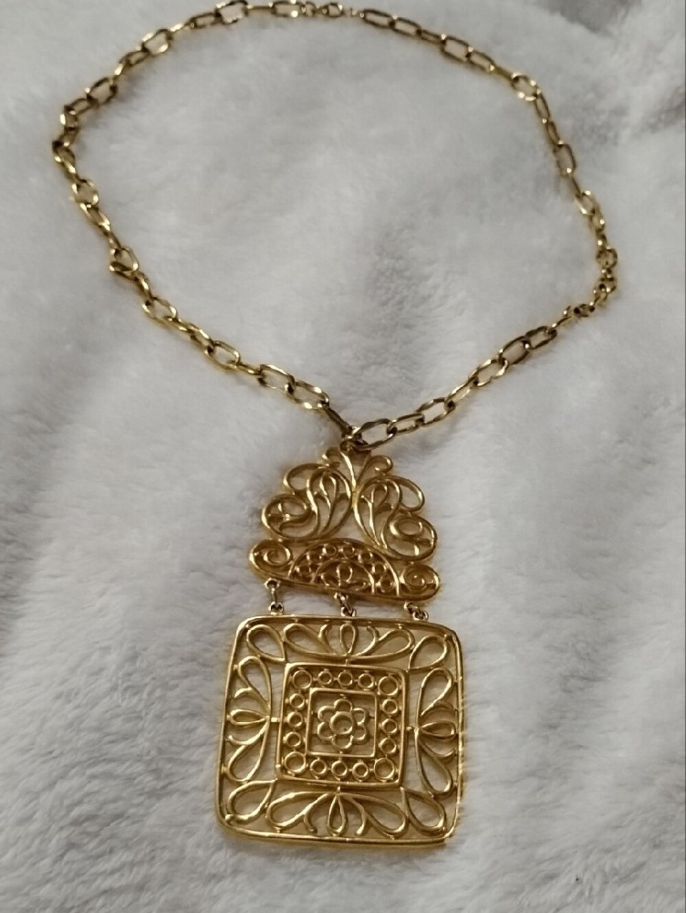 Necklace Of Gold Filigree 2 Piece Connected Pendant!  Sturdy Light Weight Chain